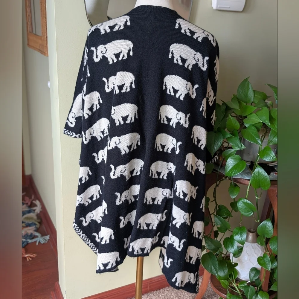 Black & Cream Elephant Pattern Boho Aztec Reversible Knit Sweater Wrap - Picture 5 of 16